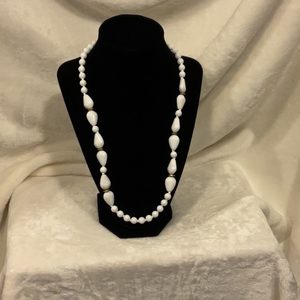 Miriam Haskell Elegant white milk glass Beaded Necklace